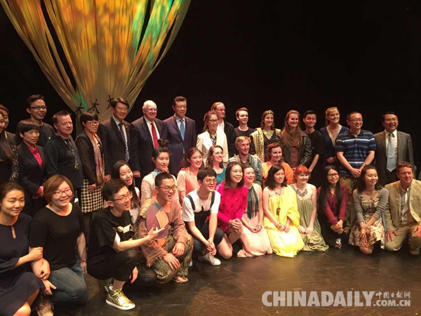刘晓明大使出席英国利兹跨文化戏剧节开幕式