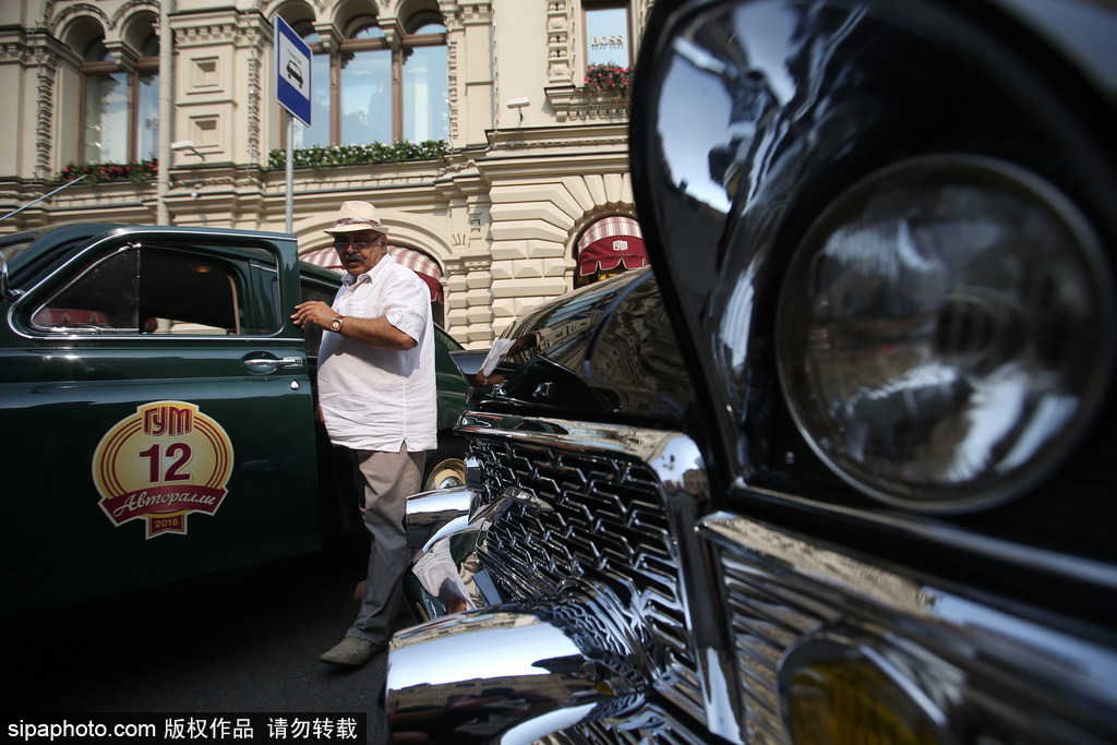 稀有古董车大集结 莫斯科举行复古车游行