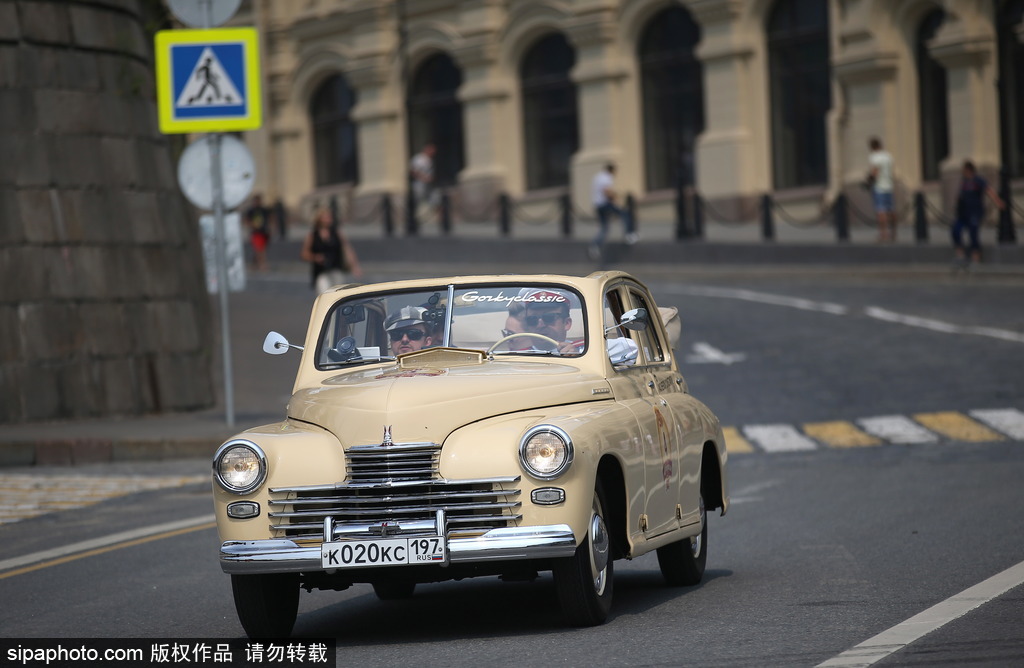 稀有古董车大集结 莫斯科举行复古车游行