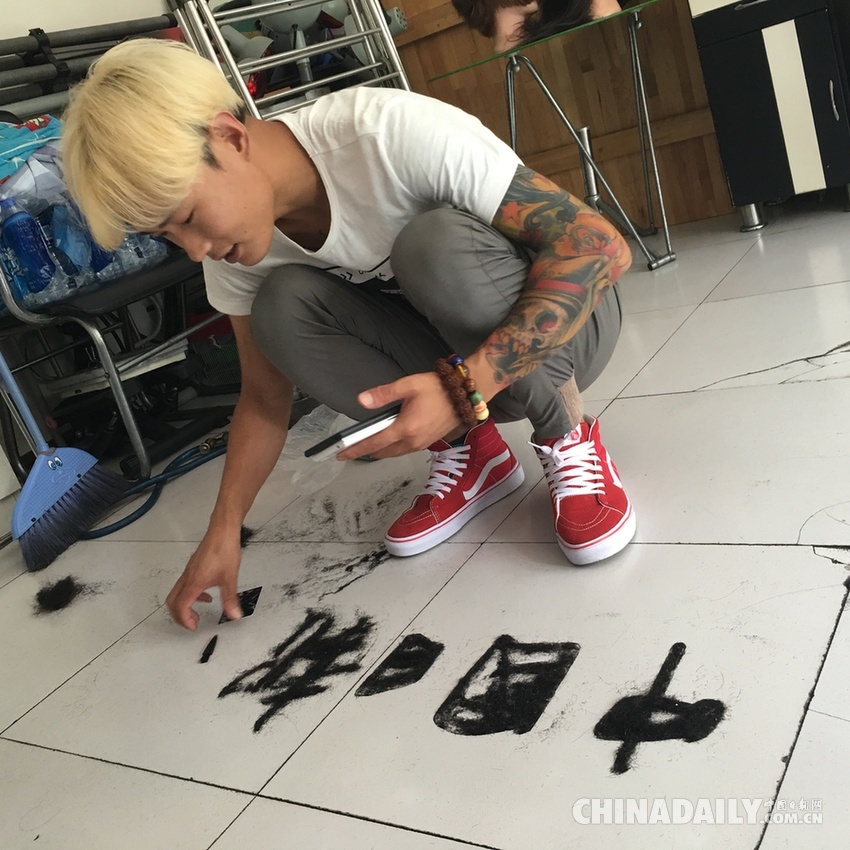视频：吉林一发型师用碎头发作画 美少女战士最新出炉