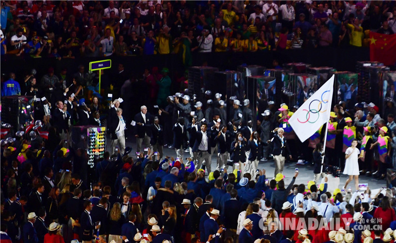 难民奥运代表团步入里约奥运会开幕式