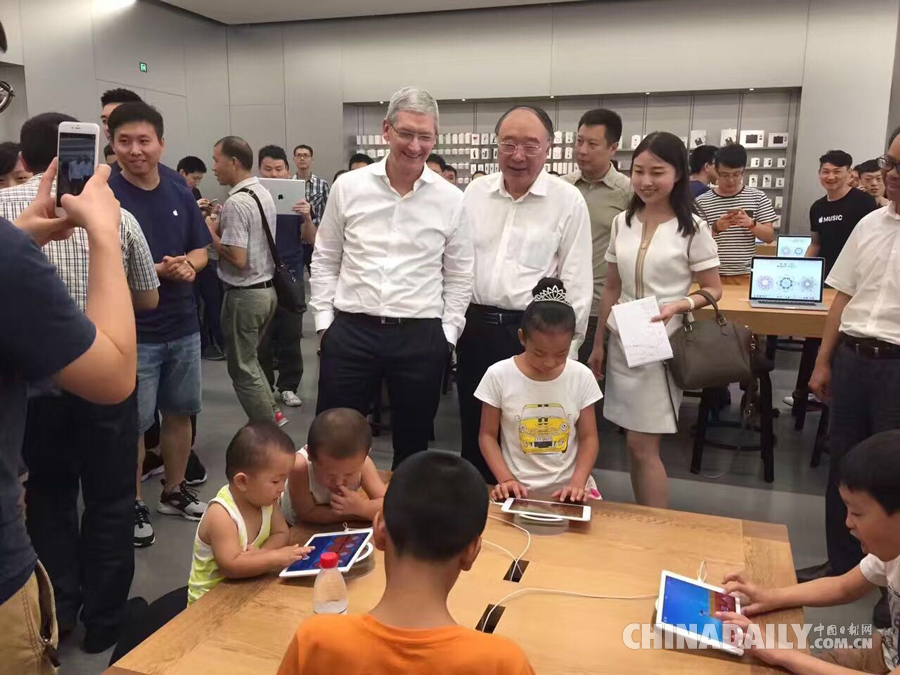 库克参观重庆Apple专卖店 在微博上传照片