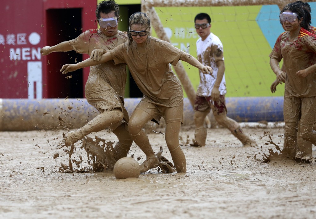 泥浆足球赛秀技艺