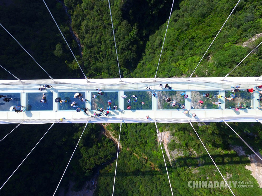 航拍张家界大峡谷玻璃桥试运行