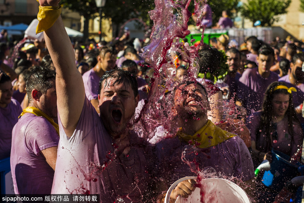 西班牙小镇举行“红酒大战” 上演紫色狂欢