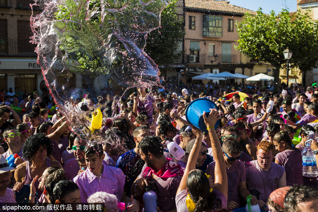 西班牙小镇举行“红酒大战” 上演紫色狂欢