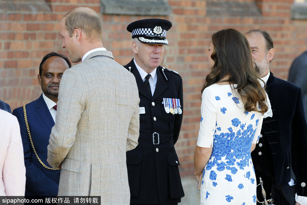 英国威廉王子夫妇到访卢顿 凯特王妃亮相清新脱俗