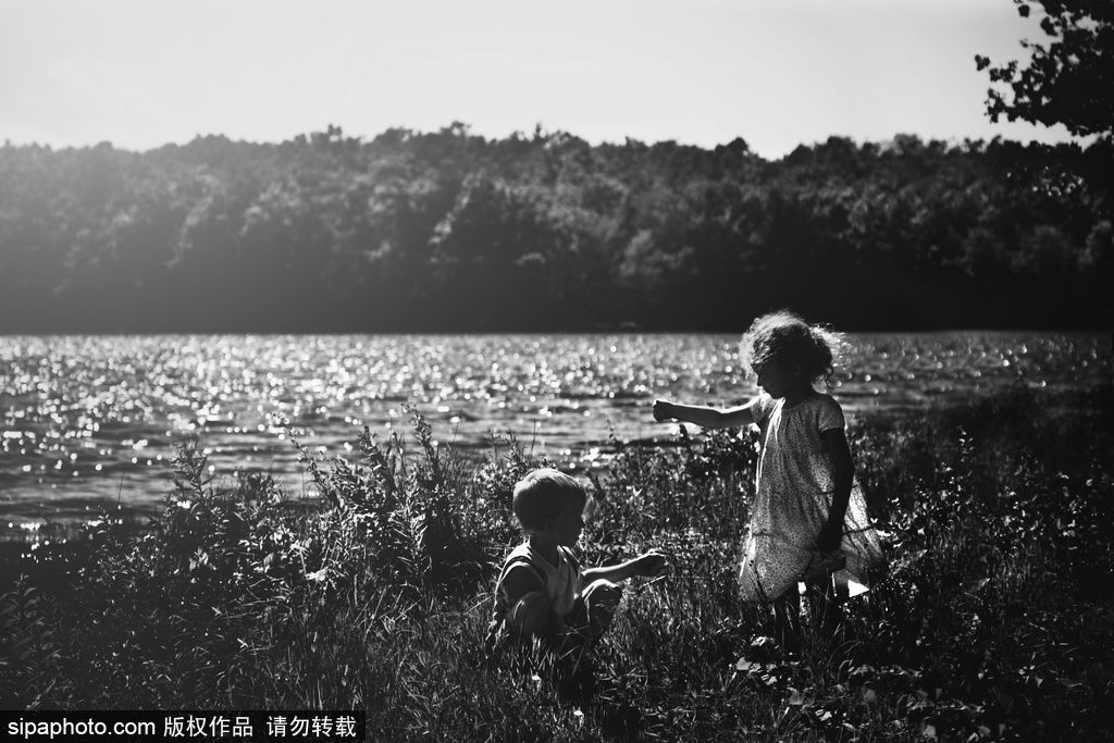 “童年不插电”系列经典摄影作品 童趣黑白最纯粹