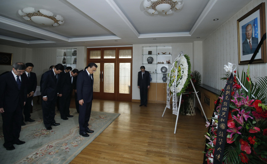李克强前往乌兹别克斯坦驻华使馆吊唁卡里莫夫总统逝世