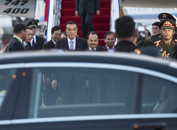 老挝铺开红地毯盛情迎接中国总理