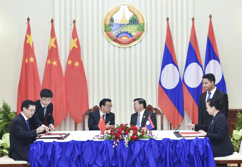 中老总理共同见证两国签署20项合作协议