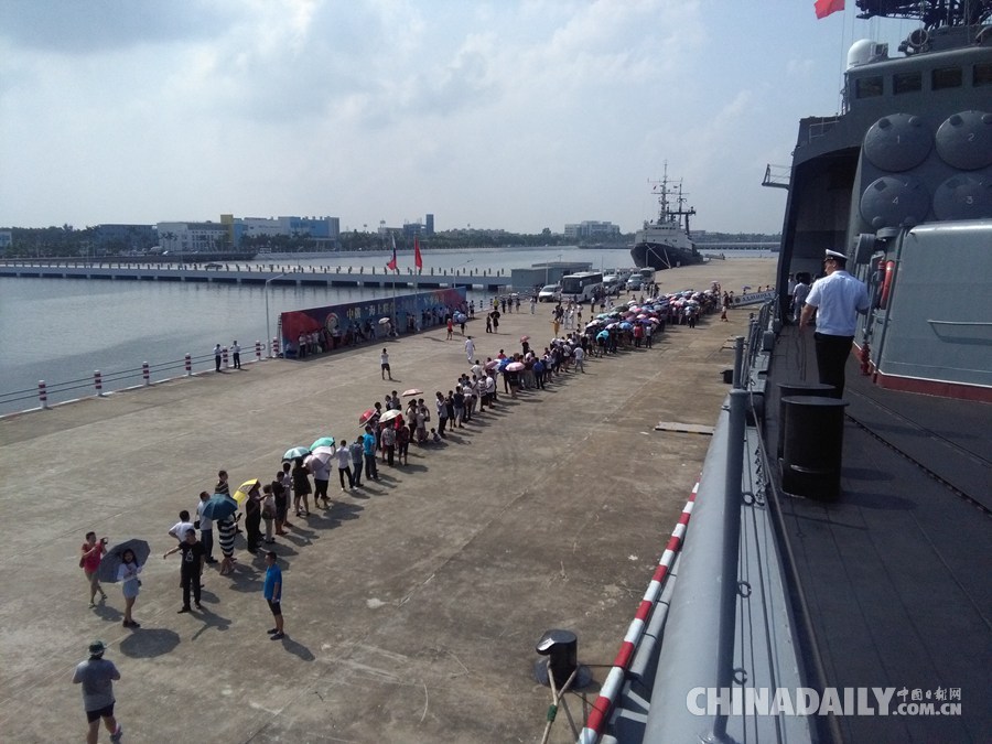 中俄演习舰艇对外开放 湛江市民排队参观