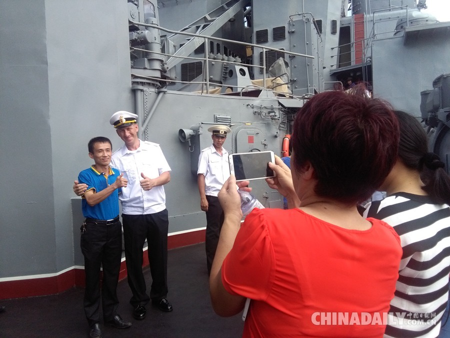 中俄演习舰艇对外开放 湛江市民排队参观