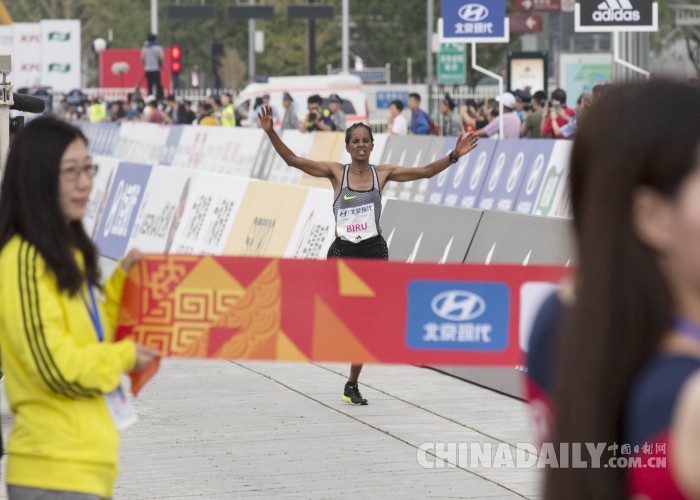 北京马拉松女子冠军领奖台上晕倒 被抬下救治