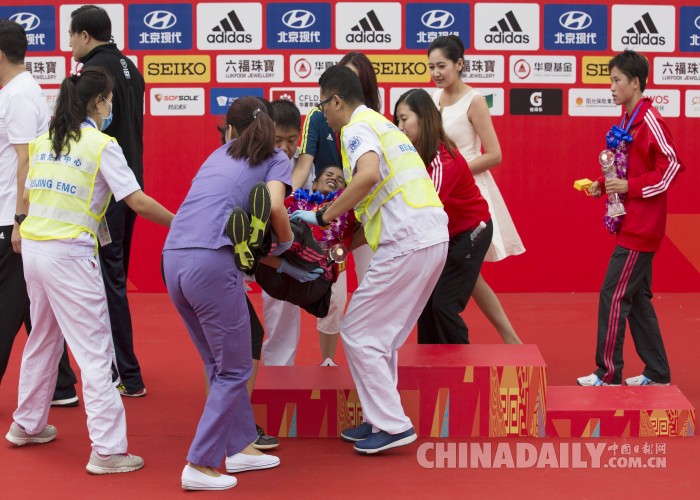 北京马拉松女子冠军领奖台上晕倒 被抬下救治