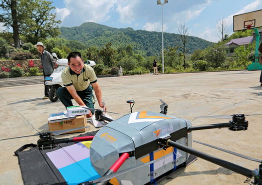 中国邮政第一条无人机投递邮路首飞成功