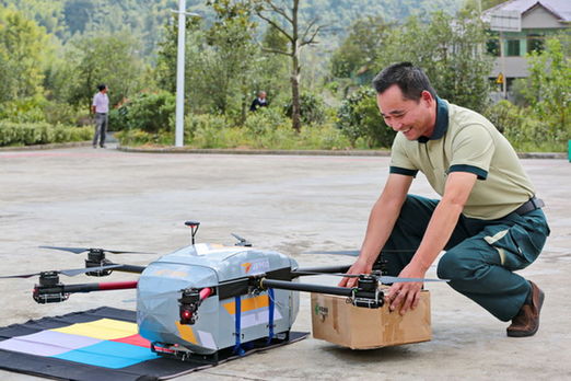 中国邮政第一条无人机投递邮路首飞成功