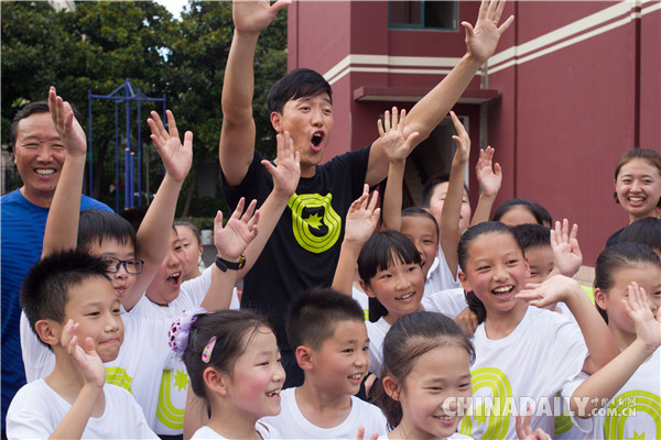 “飞人”刘翔回母校同小学生一起运动 “活力校园”计划今日启动