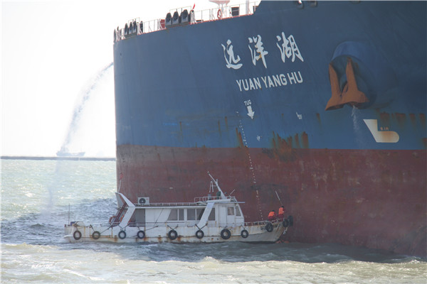 天津南疆港区首次针对30万吨级超大型油船和码头开展海上溢油应急演习