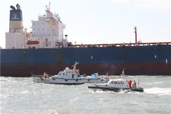 天津南疆港区首次针对30万吨级超大型油船和码头开展海上溢油应急演习