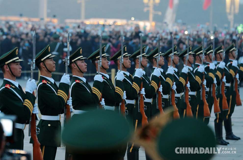 天安门广场举行国庆升旗仪式 超过10万名群众现场观看