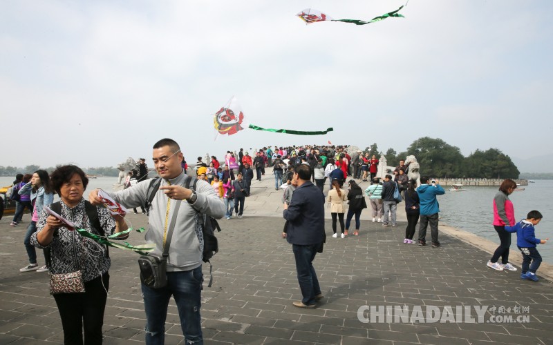 北京颐和园迎来游客接待高峰