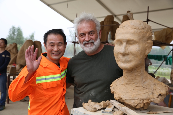 环卫工人成为国际雕塑大师的模特