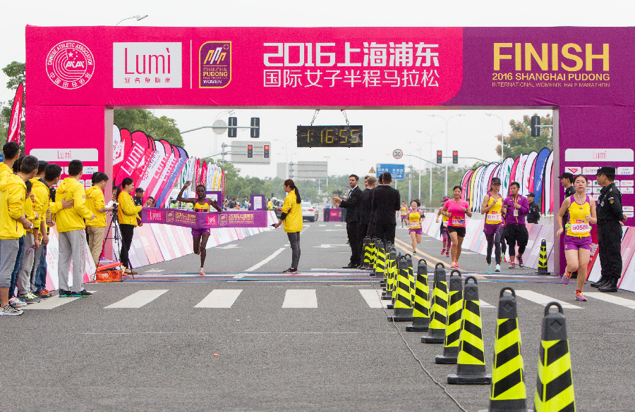 上海浦东国际女子半程马拉松16日开跑 中国选手李芷萱获亚军