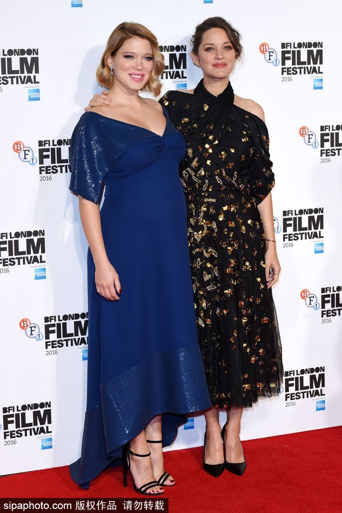 蕾雅·赛杜&玛丽昂·歌迪亚双双挺孕肚宣传电影 导演多兰被戏称为“送子观音”