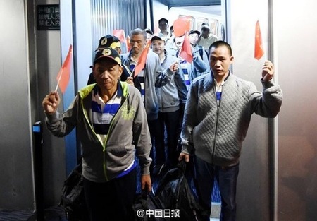 9名遭索马里海盗劫持中国船员安全抵达广州