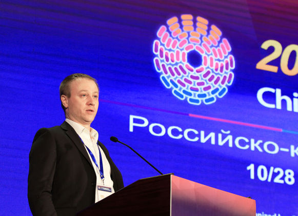 俄罗斯“卫星”新闻通讯社和广播副总编辑、信息总部主任德米特里•谢尔盖耶维奇•戈尔诺斯塔耶夫在论坛上发表演讲