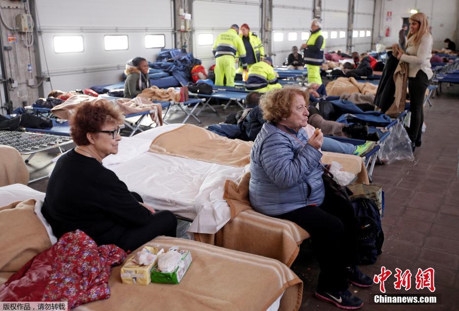 意大利接连地震致数十人伤 受灾民众体育馆内避难