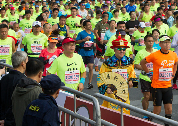 2016上海马拉松赛在外滩鸣枪开跑 3.8万人参加