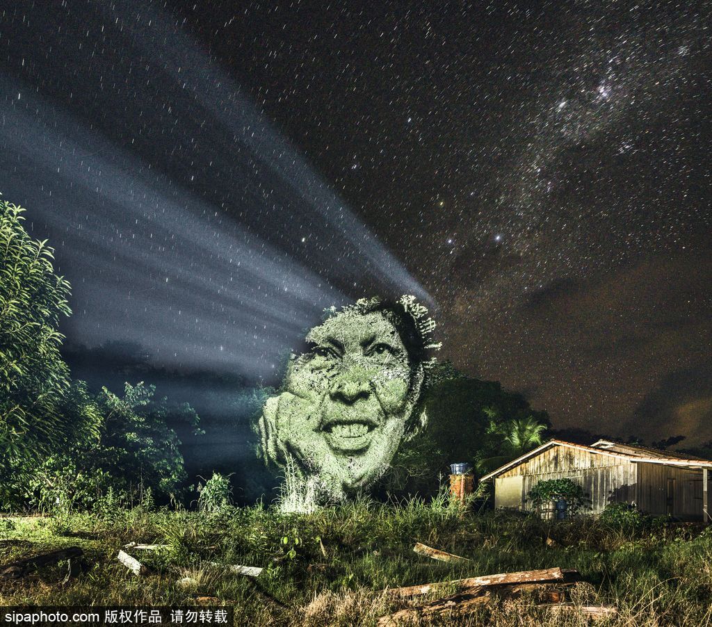 巴西热带雨林的投影 摄影师打造震撼光影涂鸦提倡环保
