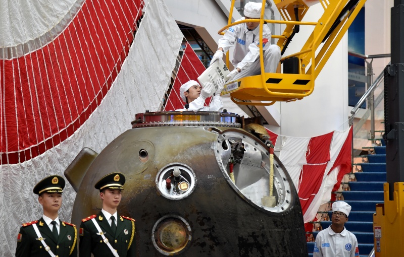 神舟十一号飞船返回舱开舱仪式在京举行