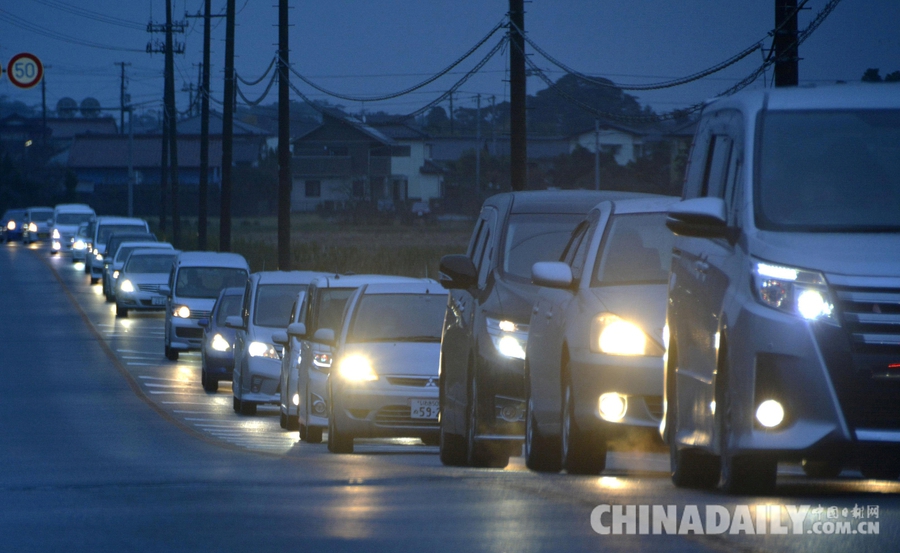 日本福岛7.4级地震 大批民众撤离