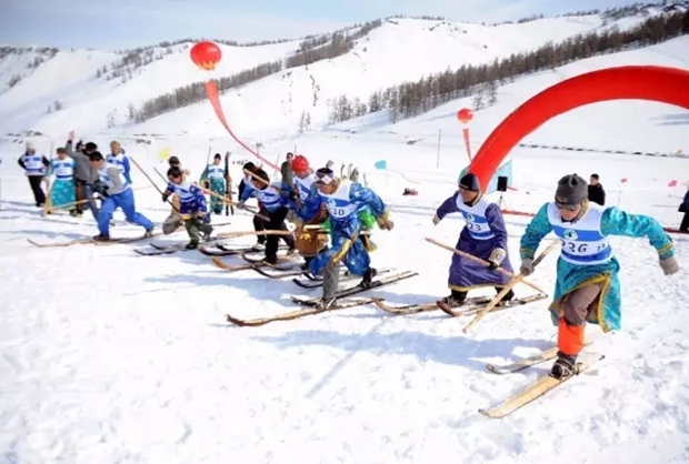 新疆国际古老滑雪队成立 古老毛皮滑雪板很新颖