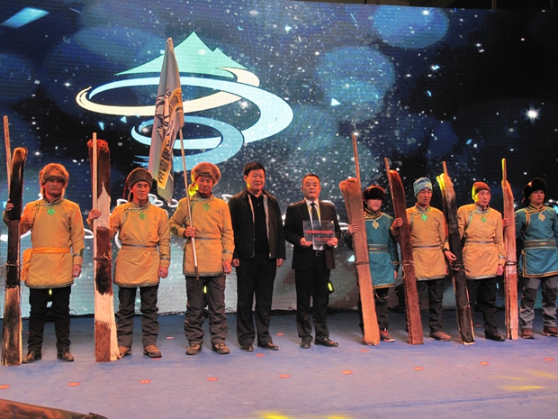 新疆国际古老滑雪队成立 古老毛皮滑雪板很新颖