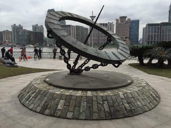 上海一雕塑被指剽窃伦敦地标