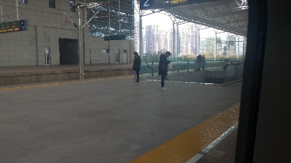 京沪高铁济南段因地方工厂事故影响 列车晚点