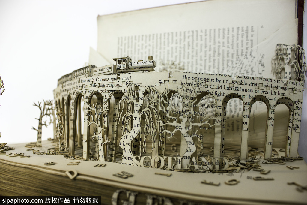 英国设计师打造立体书页雕塑 重现哈利波特经典场景