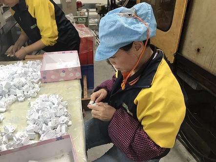 “爱心不停产”：中国工厂欲为英国14岁自闭症男孩重启生产水杯