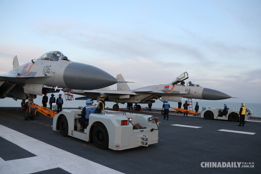 中国海军组织航母编队实际使用武器演习