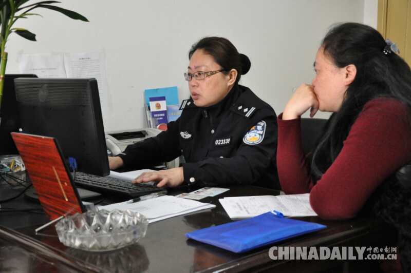 武汉社区女警玩转微信群 居民足不出户就能办理疑难杂事
