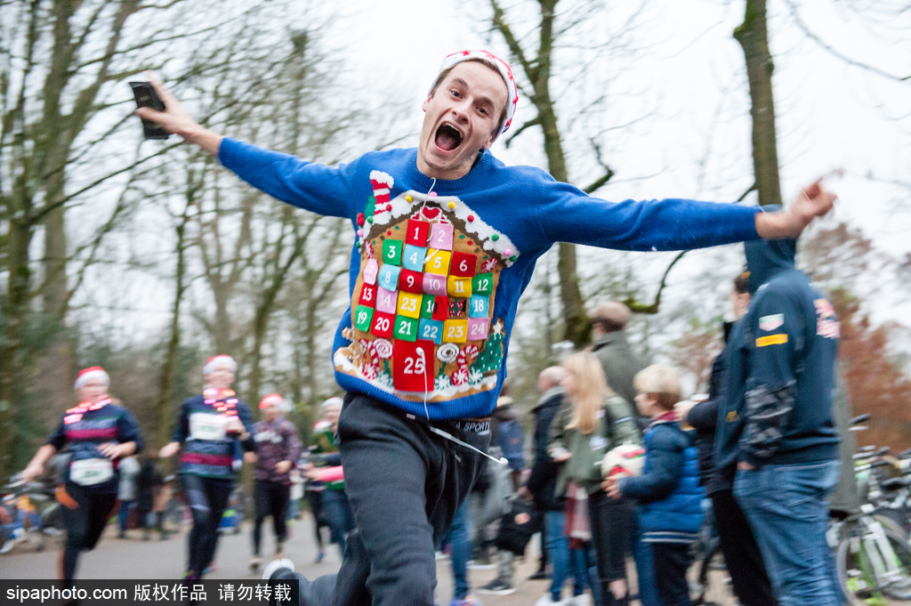 荷兰举办“最丑毛衣跑” 民众展示奇葩巨丑毛衣