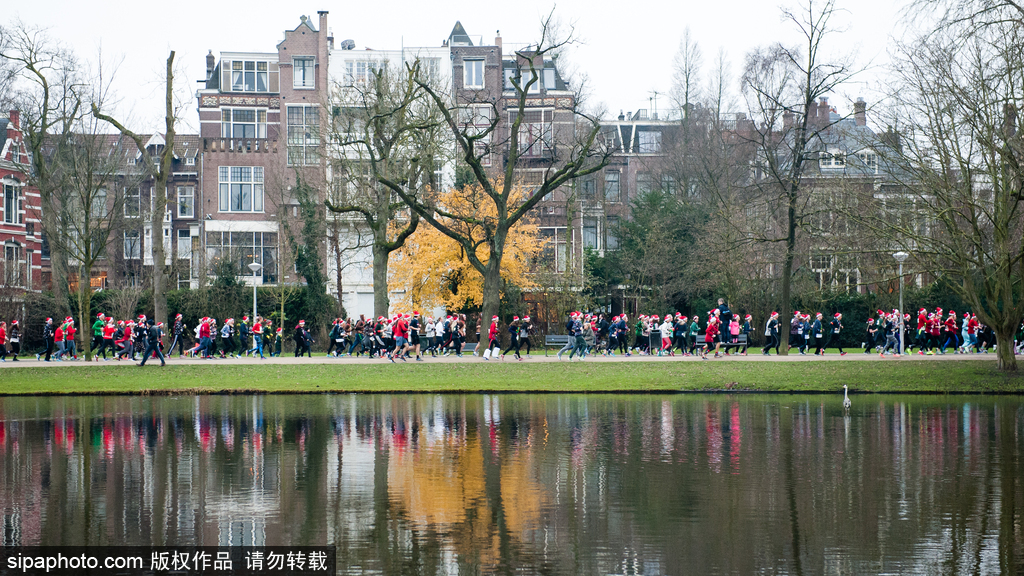 荷兰举办“最丑毛衣跑” 民众展示奇葩巨丑毛衣