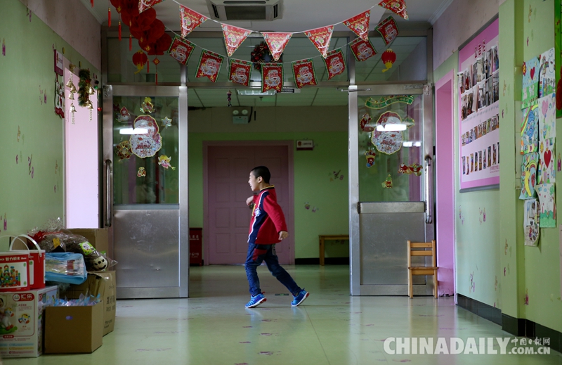 北京：快递员扮“圣诞老人”为福利院儿童送礼物