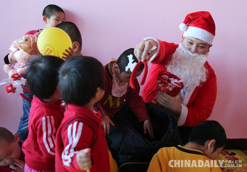 北京：快递员扮“圣诞老人”为福利院儿童送礼物