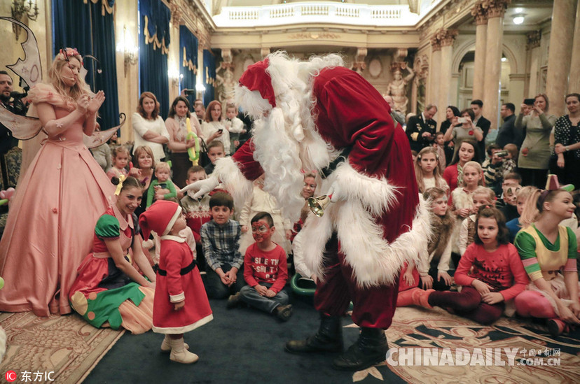 组图：镜头下全球各地的圣诞老人们