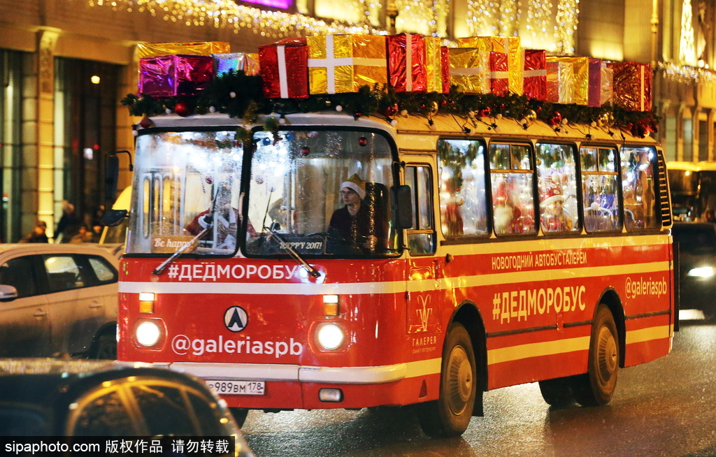 狂欢音乐巴士现身圣彼得堡 “圣诞老人”一路演奏气氛超嗨